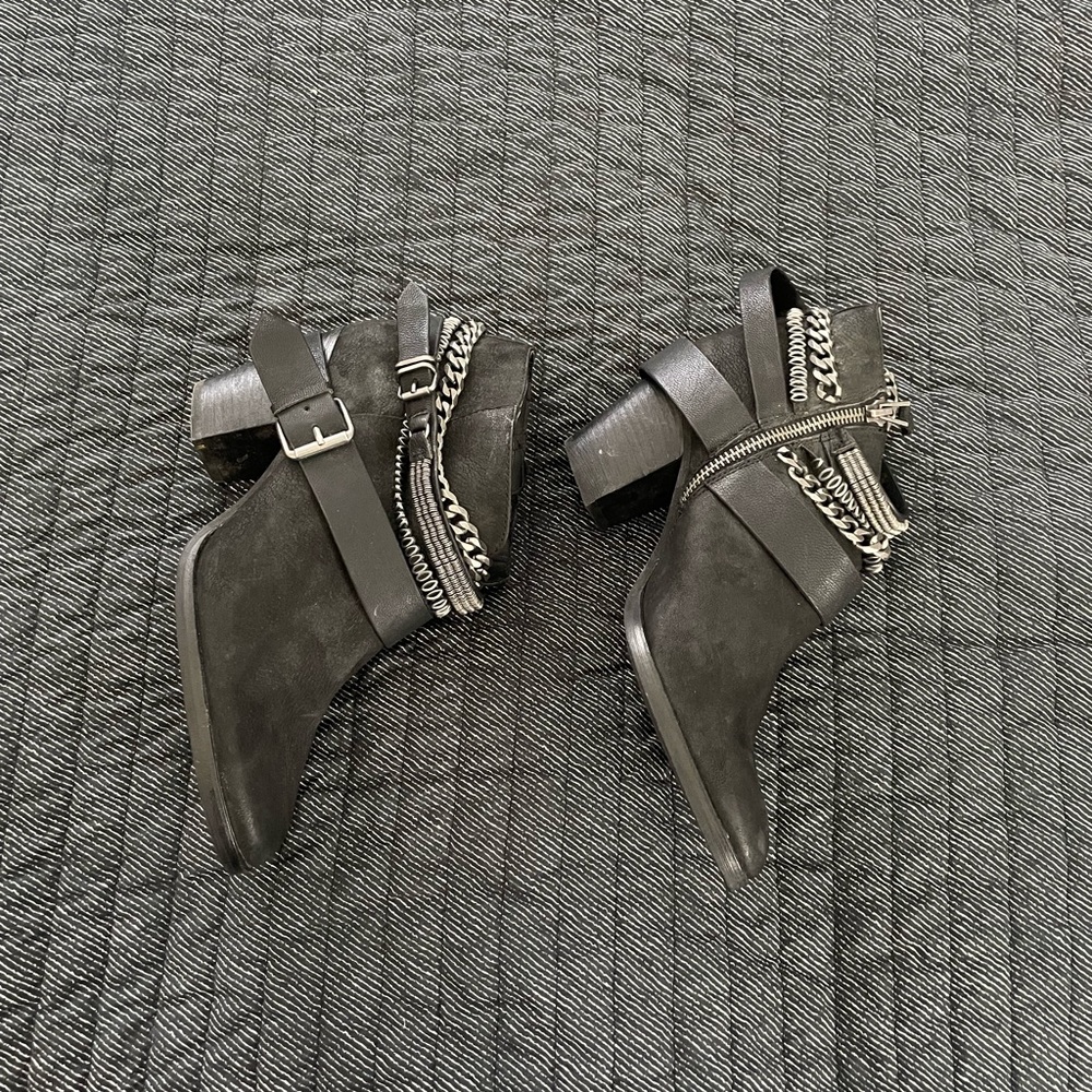 Dolce Vita Black Leather Ankle Boots with Chain Detail - Picture 6 of 8